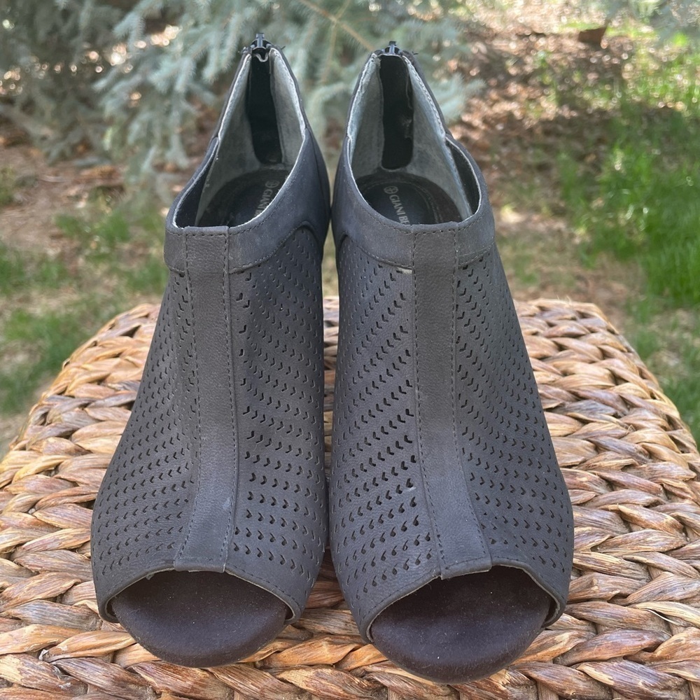 Giani Bernini Alanny Black Perforated Suede Peep Toe shoe bootie. Size 9 - Picture 3 of 7